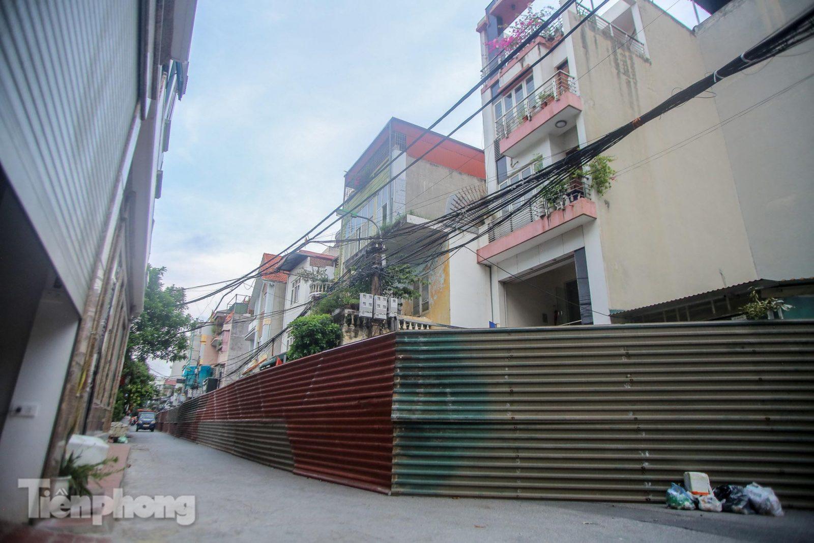 Tháo dỡ ‘bức tường’ tôn cao 2 m, dài 200m chia đôi đường tại Hà Nội để… phòng dịch