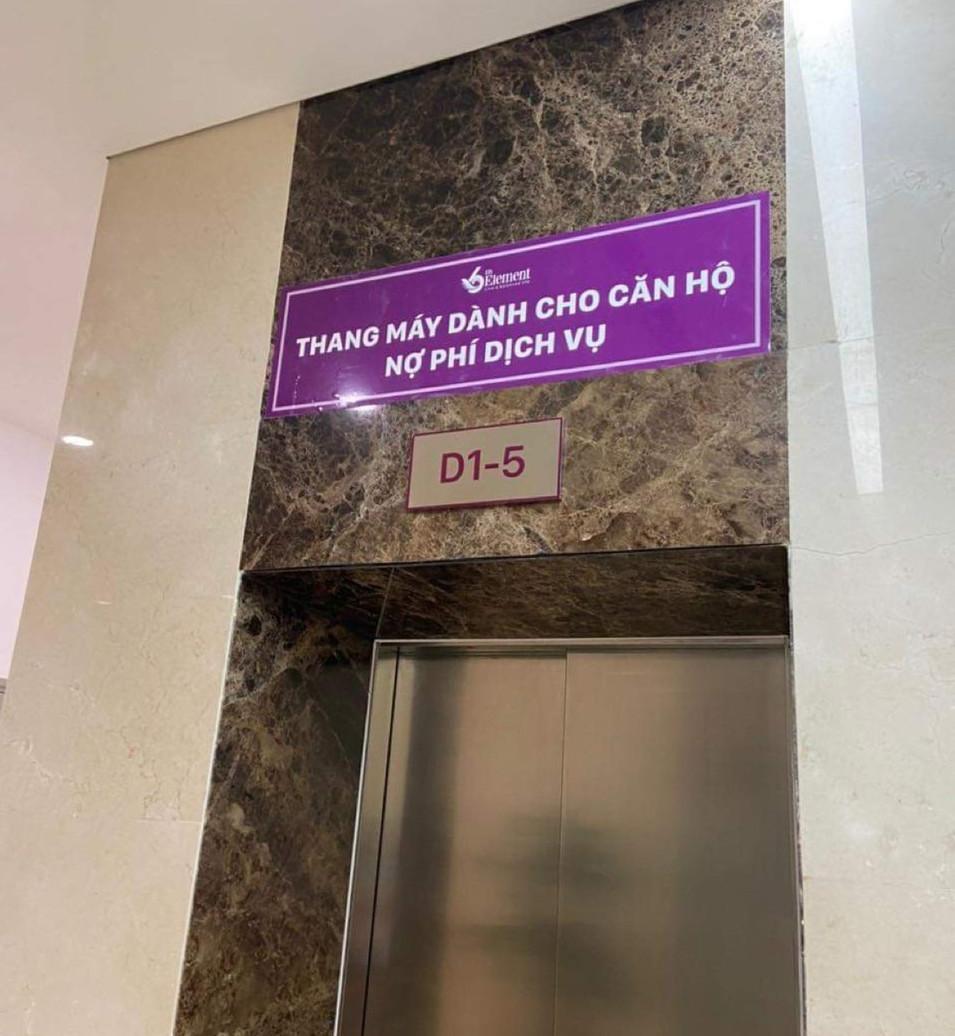 Chung cư cao cấp dán biển báo lạ “thang máy cho căn hộ nợ phí dịch vụ”